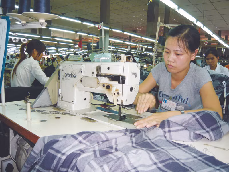 Mức lương tối thiểu của doanh nghiệp vừa được điều chỉnh từ ngày 1-10-2011 đã bị coi là lạc hậu. Ảnh: Phong Cầm