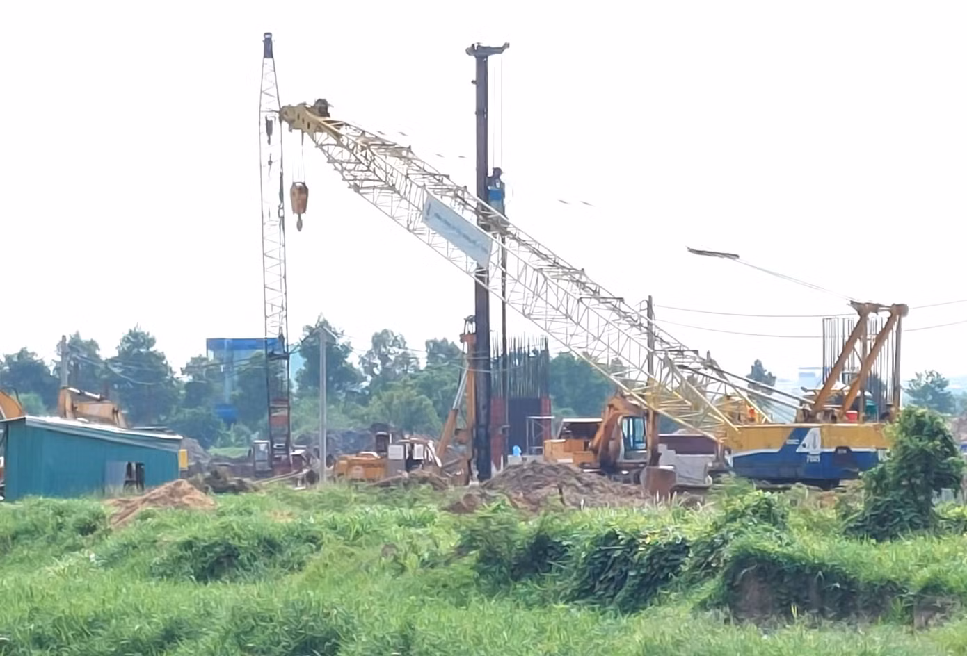 Triển khai thi công các cọc khoan nhồi, cọc thử và nạo vét, đắp cát nền đường đang diễn ra tại các khu vực cầu vượt Nguyễn Thị Minh Khai và quốc lộ 13. Triển khai thi công các cọc khoan nhồi, cọc thử và nạo vét, đắp cát nền đường đang diễn ra tại các khu vực cầu vượt Nguyễn Thị Minh Khai và quốc lộ 13.