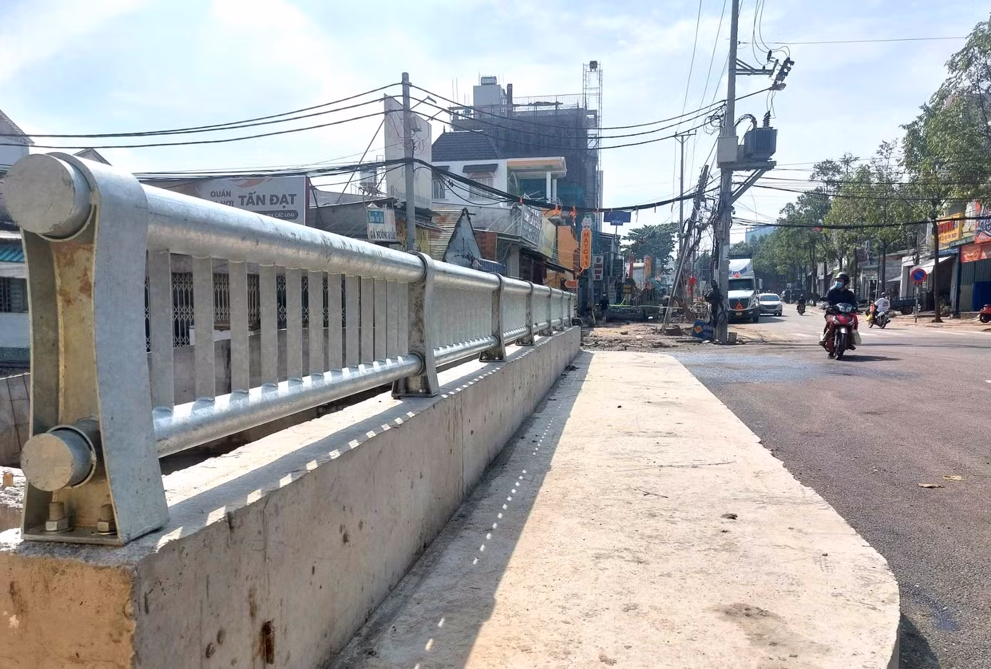 Dự án giải quyết điểm ngập Ngã ba Cống gồm cải tạo tuyến rạch Thầy Năng đoạn từ Ngã ba Cống đường Thích Quảng Đức đến cầu Bà Hên dài khoảng 380m và tuyến kênh đá xây dọc đường Thích Quảng Đức dài khoảng 370m.