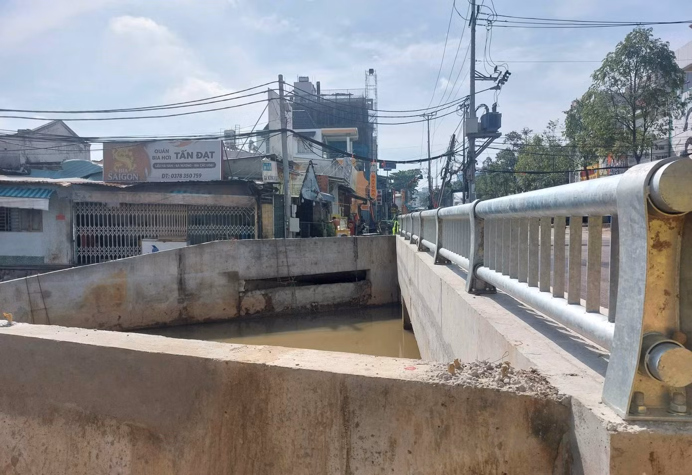 Hiện nay, các đơn vị liên quan đang đẩy nhanh tiến độ mở rộng và nạo vét hạ nguồn rạch Thầy Năng từ đường Thích Quảng Đức đến sông Sài Gòn, cải tạo và nâng cấp hệ thống mương xây đậy nắp đan, nạo vét mở rộng các rạch để bảo đảm thoát nước chống ngập khi có mưa lớn.