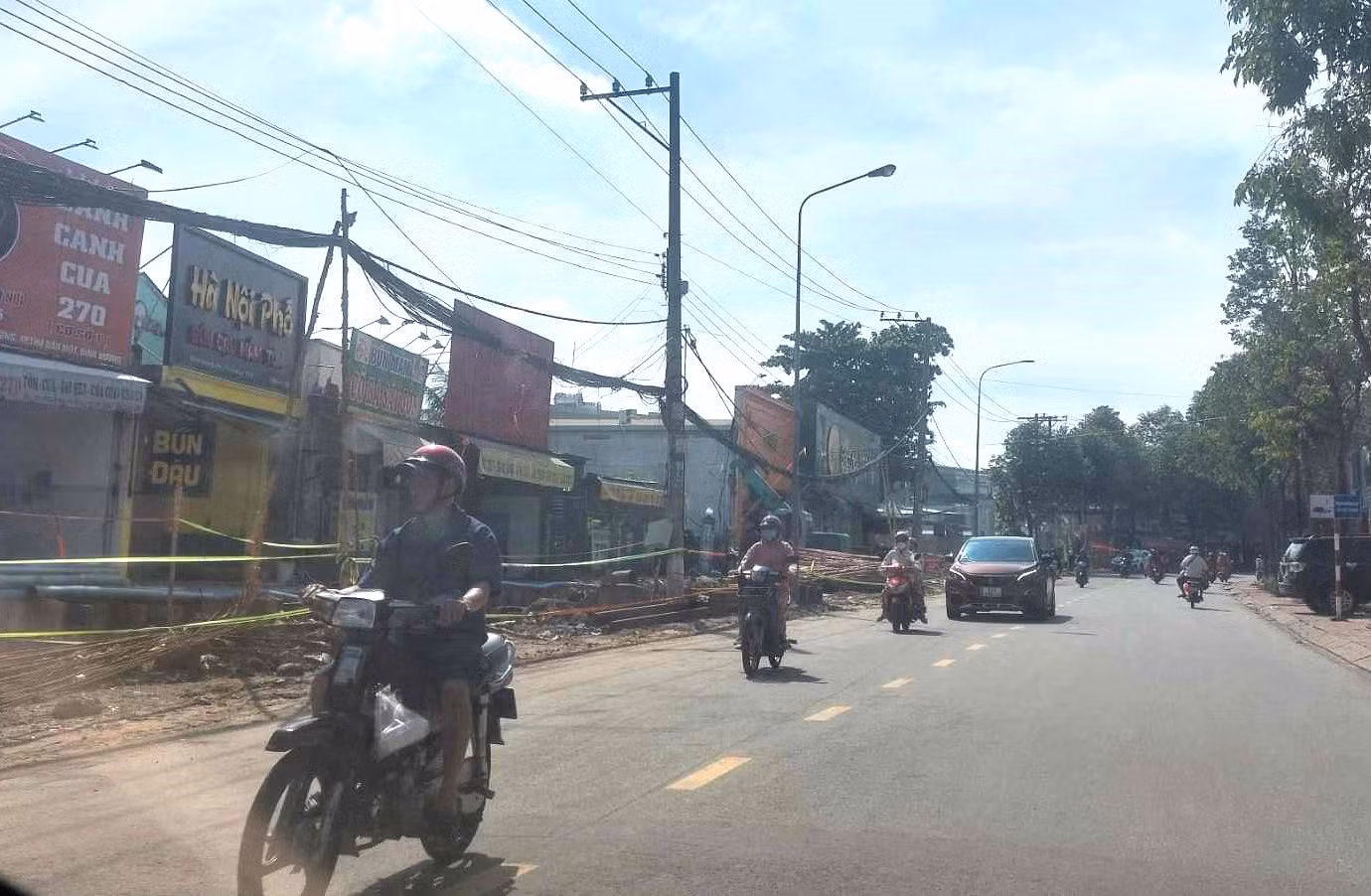 Để "xóa" ngập mỗi khi có mưa lớn cho ba tuyến đường khu vực trung tâm đô thị gồm: Thích Quảng Đức, Phan Đình Giót, Cách Mạng Tháng Tám (thành phố Thủ Dầu Một, tỉnh Bình Dương), địa phương này đã triển khai dự án xây dựng cầu Bà Hến, cải tạo rạch Thầy Năng nhằm đảm bảo hoạt động sản xuất và cải thiện đời sống người dân.
