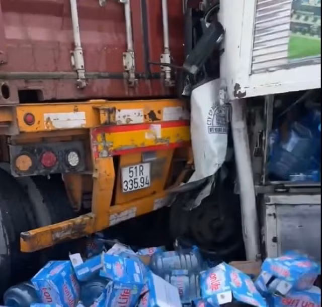 Đầu xe tải biến dạng, dính chặt vào đuôi xe container.