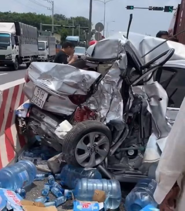 Xe ô tô 5 chỗ biến dạng.