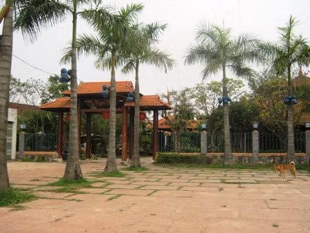 Quán cà phê Thạch Thảo luôn đông nghịt khách nhưng sáng nay cũng trở nên vắng tanh. Khoảng 9 giờ sáng, không có chiếc xe nào nằm ở bãi đậu xe