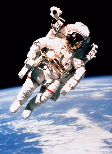 Phi hành gia Bruce McCandless II thực hiện chuyến bay trên tàu con thoi Challenger đang lơ lửng trong không gian