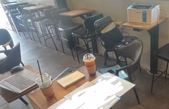 Câu chuyện khách hàng mang máy tính và máy in đến quán cà phê làm việc thu hút nhiều ý kiến trái chiều của dân mạng Hàn Quốc (Ảnh: Naver). Câu chuyện khách hàng mang máy tính và máy in đến quán cà phê làm việc thu hút nhiều ý kiến trái chiều của dân mạng Hàn Quốc (Ảnh: Naver).