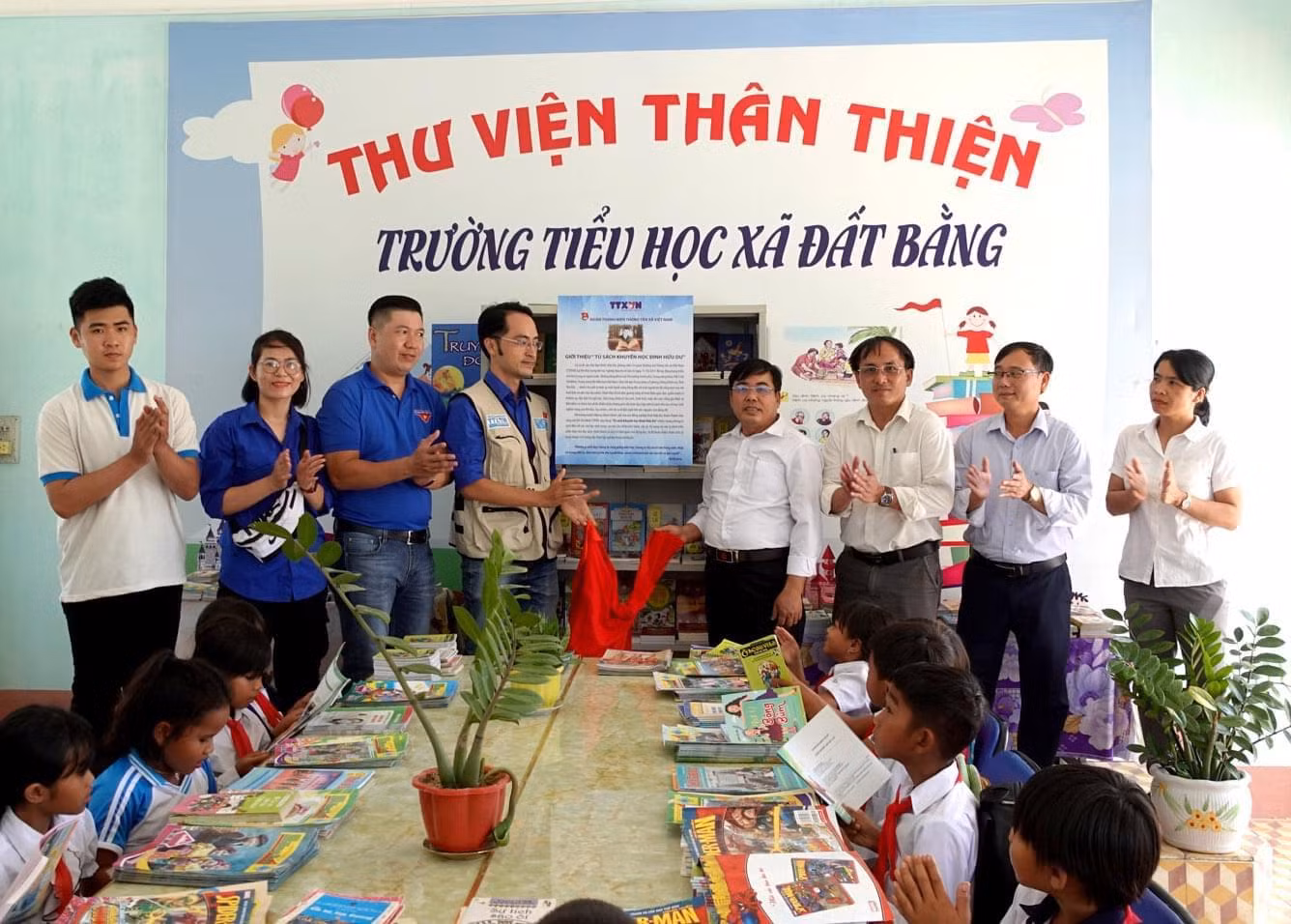 Fly To Sky phối hợp cùng nhiều đơn vị trao tặng “Tủ sách Đinh Hữu Dư” cho 4 điểm trường tiểu học khó khăn của huyện Krông Pa, tỉnh Gia Lai. Ảnh: NVCC