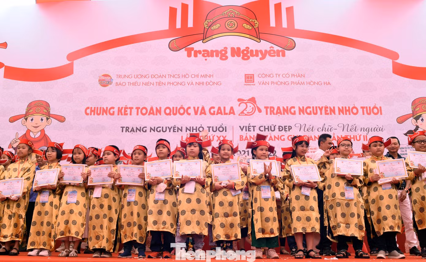 Các thí sinh nhận giải Trạng nguyên đồng đội của hội thi Trạng nguyên nhỏ tuổi lần thứ 20. Ảnh: Xuân Tùng