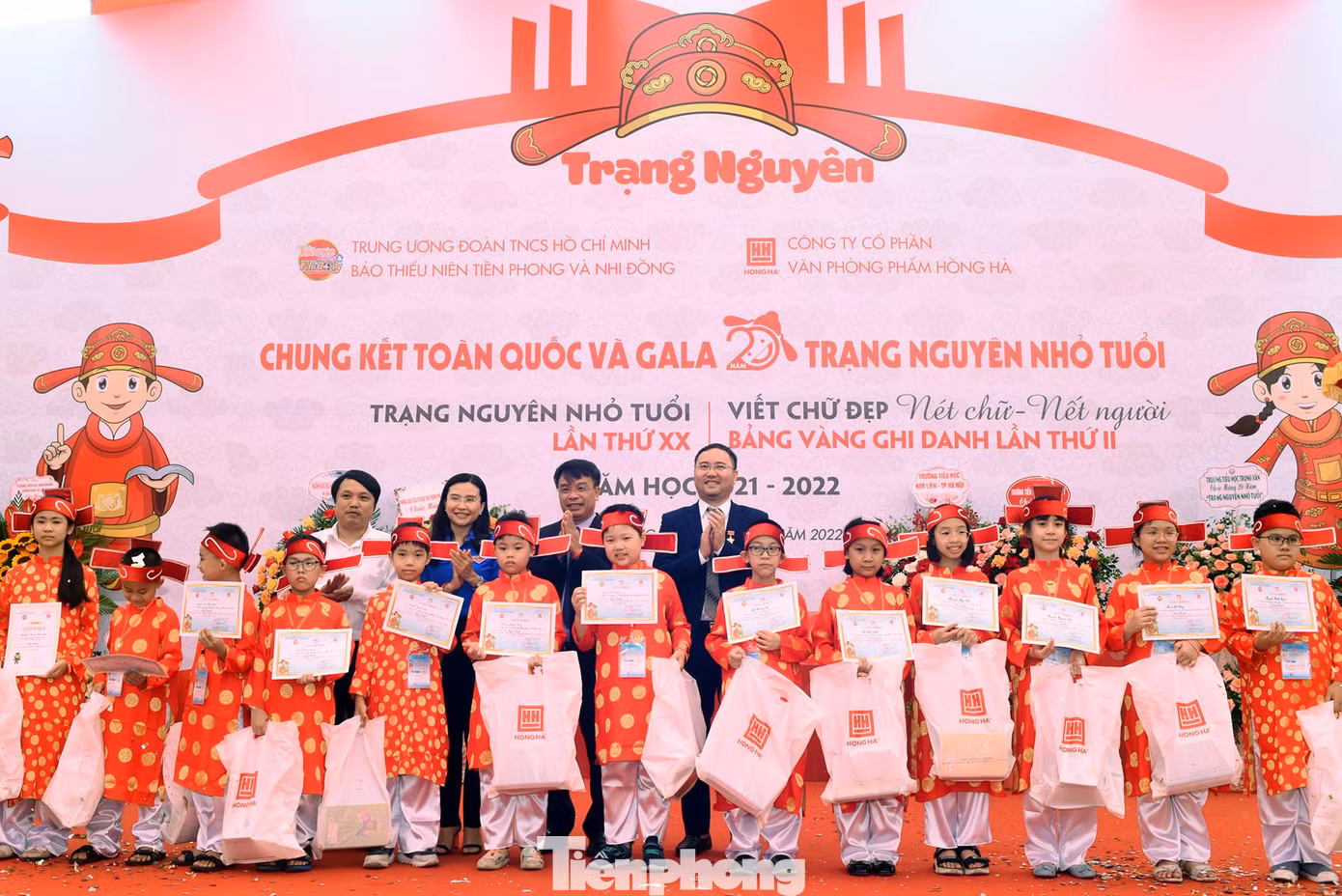 Bí thư T.Ư Đoàn, Chủ tịch Hội đồng Đội T.Ư Nguyễn Phạm Duy Trang và Tổng Biên tập Báo Thiếu niên tiền phong và nhi đồng Nguyễn Phan Khuê, cùng các đại biểu trao thưởng cho 18 thí sinh đoạt giải Trạng nguyên cá nhân. Ảnh: Xuân Tùng
