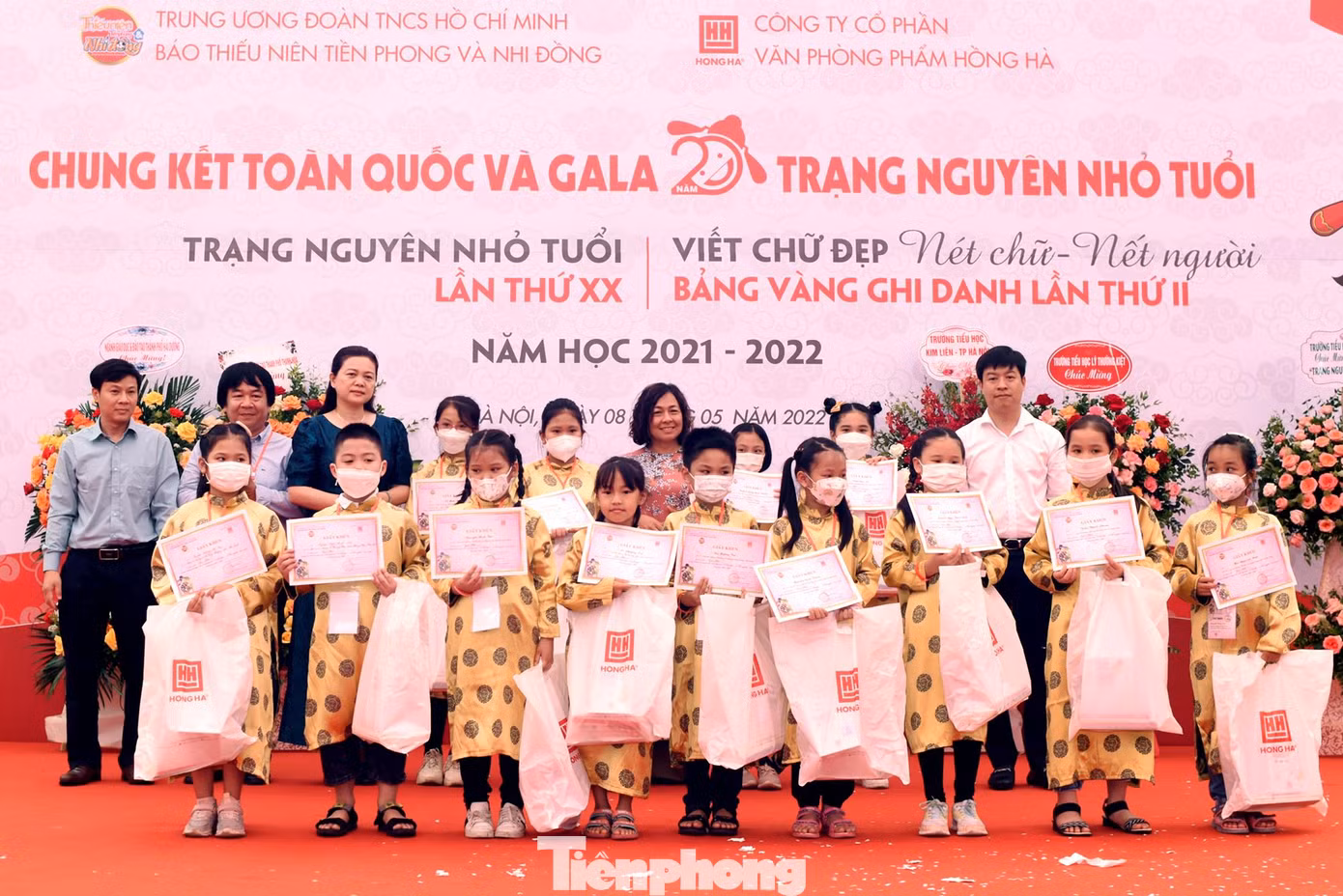 Các thí sinh đoạt giải Nhì Viết chữ đẹp "Nết chữ, nết người" toàn quốc năm học 2021 - 2022. Ảnh: Xuân Tùng