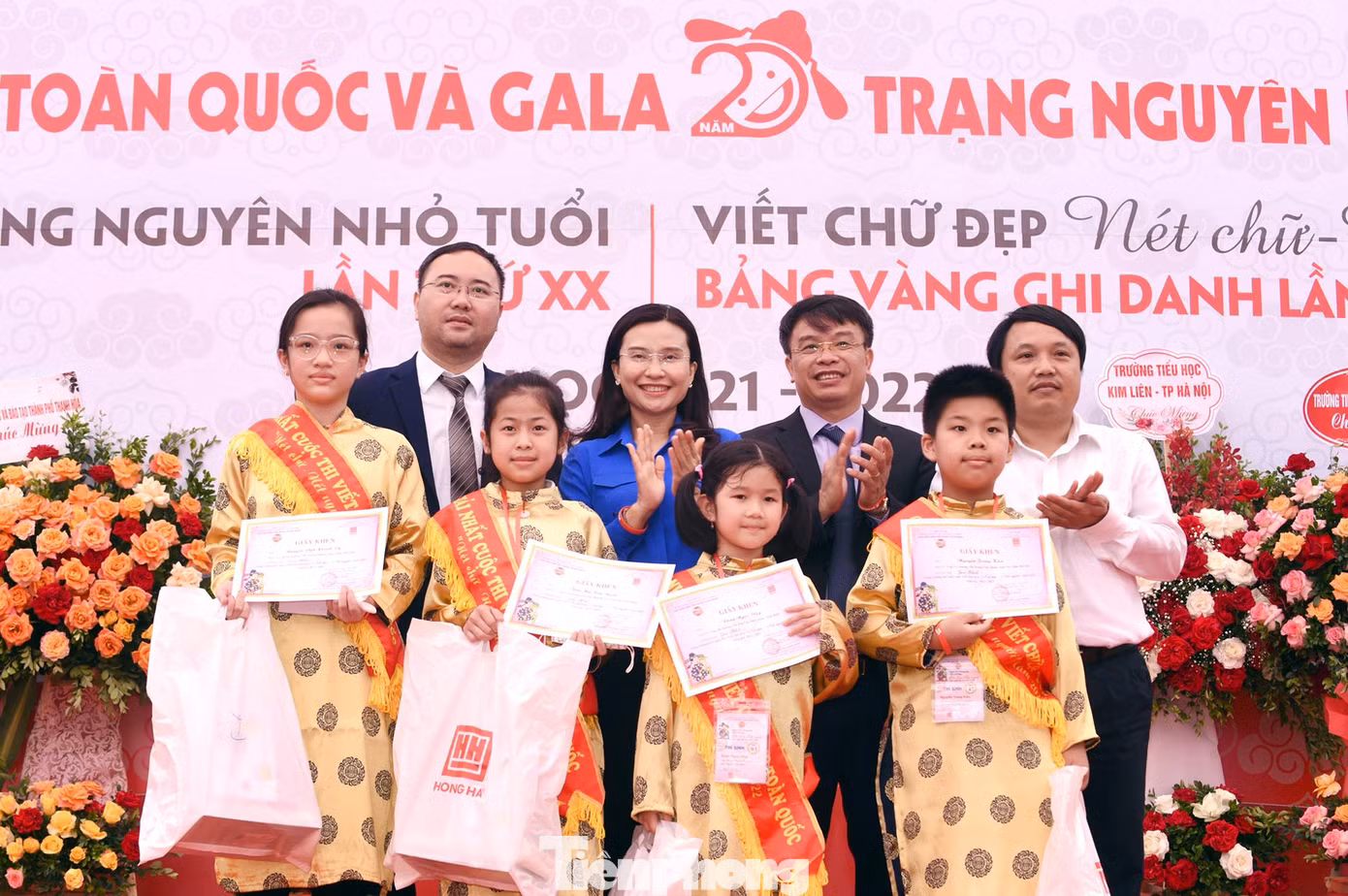 Các thí sinh đoạt giải Nhất Viết chữ đẹp "Nết chữ, nết người" toàn quốc năm học 2021 - 2022. Ảnh: Xuân Tùng