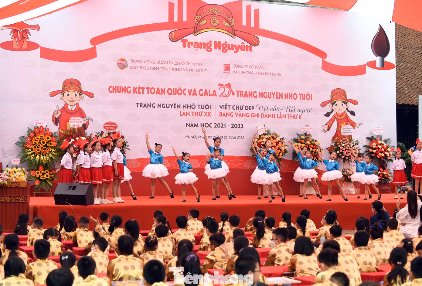 Văn nghệ chào mừng với chủ đề "Trạng nguyên nhỏ tuổi - 20 mùa hoa" mở đầu ngày hội. Ảnh: Xuân Tùng