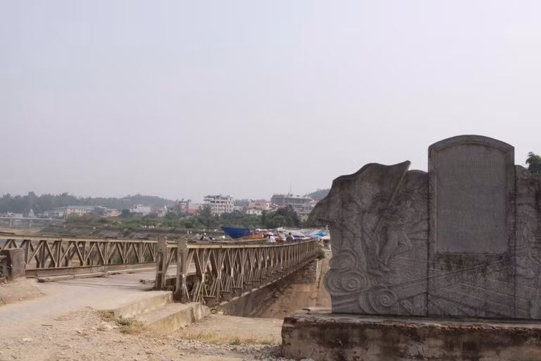 Cây cầu độc đạo dẫn vào Sở chỉ huy quân đội Pháp