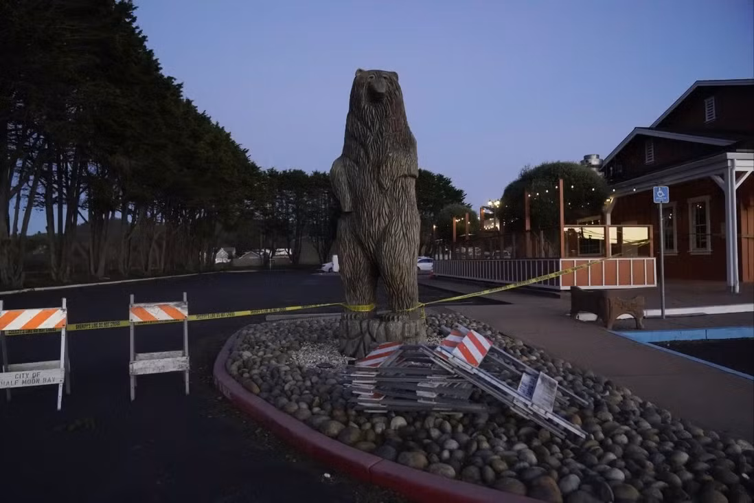 Cảnh sát phong tỏa hiện trường vụ nổ súng ở Half Moon Bay, California. Ảnh: AP.