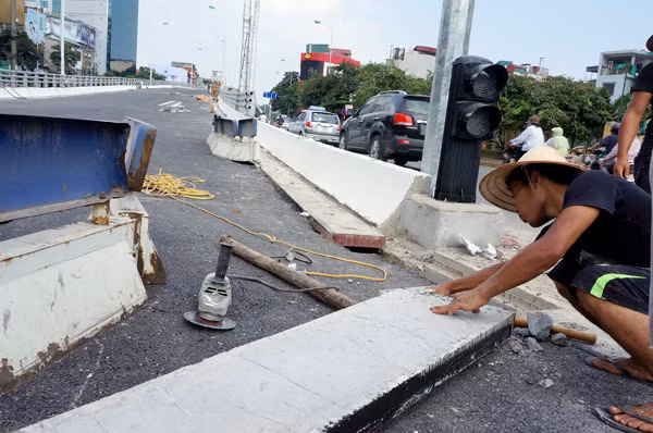 Những tấm dải phân cách được gấp rút lắp ghép