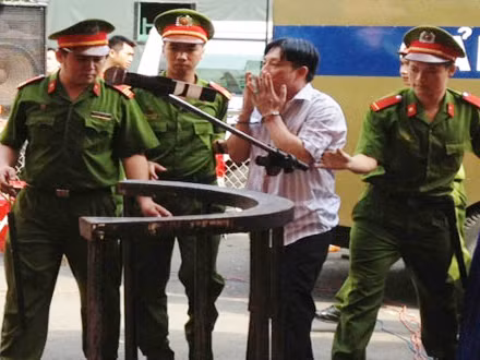 Hôn gió người thân khi bị dẫn giải ra nghe tuyên án