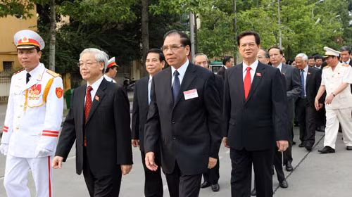 Lãnh đạo Đảng, Chính phủ nhà nước viếng lăng Bác trước giờ khai mạc. Từ trái sang: tổng bí thư - Chủ tịch Quốc hội Nguyễn Phú Trọng, nguyên Tổng bí thư Nông Đức Mạnh và thủ tướng Nguyễn Tấn Dũng - Ảnh: Việt Dũng/Tuổi Trẻ