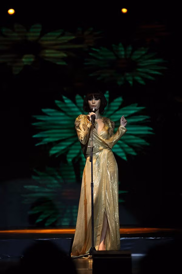 Hà Anh lộng lẫy như một nữ ong chúa trong ca khúc Honey to the bee