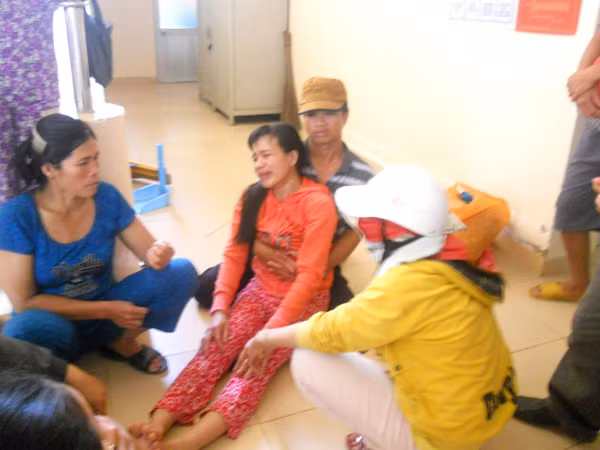 Mẹ cháu Hằng vật vã tại TT Y tế Phú Mỹ sau cái chết tức tưởi của con. Ảnh: V.H
