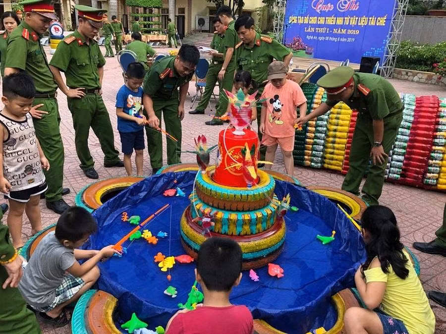 Cuộc thi "Sáng tạo đồ chơi cho thiếu nhi từ vật liệu tái chế" của tuổi trẻ C10.