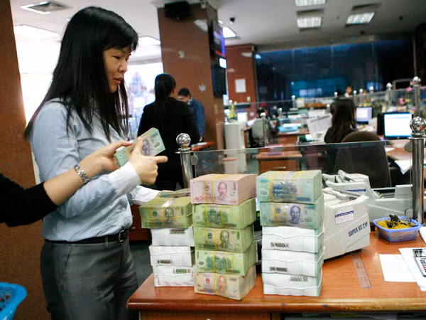 Việc lập công ty mua bán nợ xấu sẽ giúp làm sạch sổ sách ngân hàng, nhưng doanh nghiệp có vay được vốn hay không thì vẫn còn bỏ ngỏ. Ảnh: Hồng Vĩnh. Việc lập công ty mua bán nợ xấu sẽ giúp làm sạch sổ sách ngân hàng, nhưng doanh nghiệp có vay được vốn hay không thì vẫn còn bỏ ngỏ Ảnh: Hồng Vĩnh