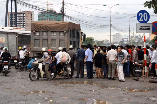 Cho tới 13h cùng ngày, đoạn đường từ Pháp Vân về Giải Phóng vẫn kẹt cứng do công tác khám nghiệm vẫn đang diễn ra