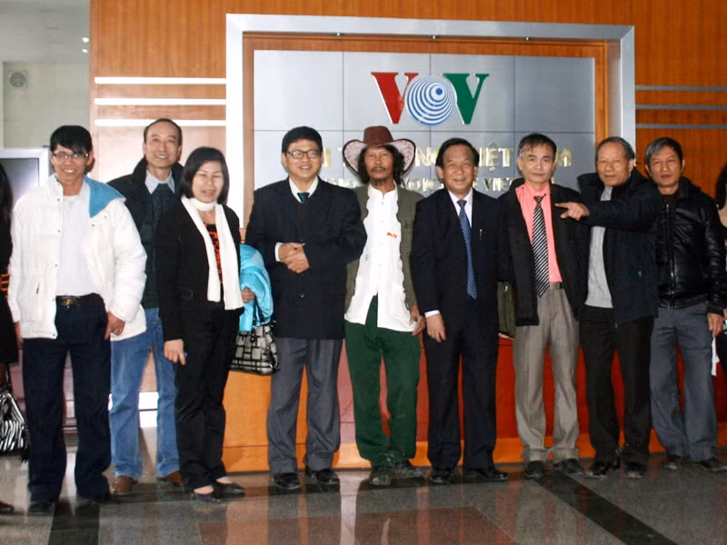 Giáo sư Nguyễn Lân Dũng với các tác giả thơ tại Đài Tiếng nói VN, xuân 2012
