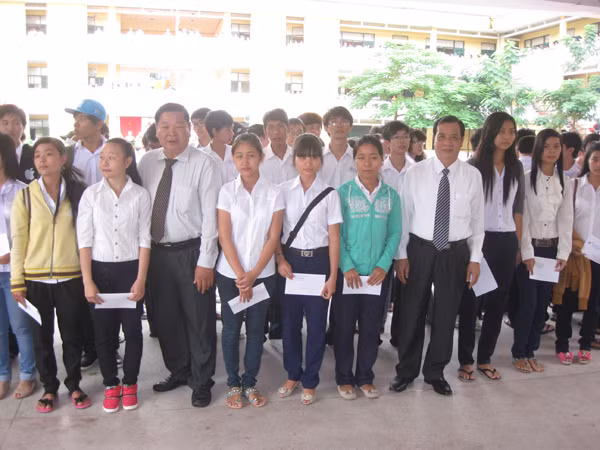 Lãnh đạo chụp hình với HS có thành tích học tập tốt
