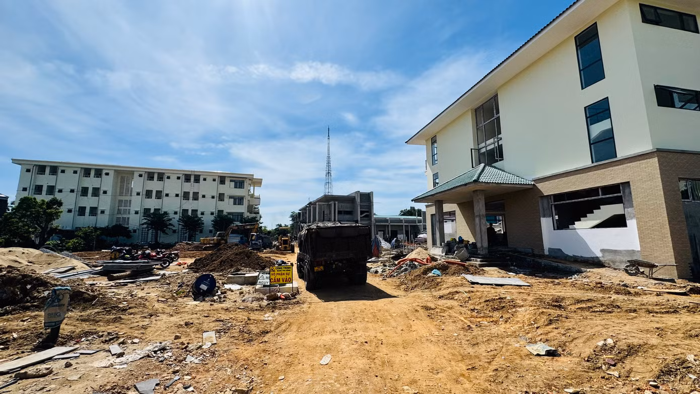 Để đảm bảo nơi ở cho đội ngũ cán bộ từ phía Tây Nguyên chuyển về, tỉnh Quảng Ngãi đã nhanh chóng bố trí 4 địa điểm làm nhà ở công vụ gồm: Nhà khách A3 Tỉnh ủy, Nhà khách T50, Ký túc xá Trường Chính trị tỉnh và ký túc xá Trường THPT chuyên Lê Khiết. Để đảm bảo nơi ở cho đội ngũ cán bộ từ phía Tây Nguyên chuyển về, tỉnh Quảng Ngãi đã nhanh chóng bố trí 4 địa điểm làm nhà ở công vụ gồm: Nhà khách A3 Tỉnh ủy, Nhà khách T50, Ký túc xá Trường Chính trị tỉnh và ký túc xá Trường THPT chuyên Lê Khiết.