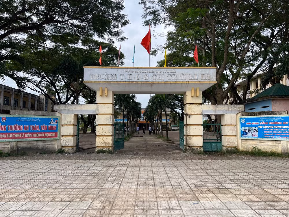 Trường THCS thị trấn La Hà, nơi con trai ông Mỹ và cháu K. học. Trường THCS thị trấn La Hà, nơi con trai ông Mỹ và cháu K. học.