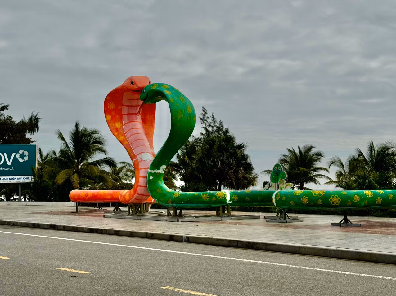 Hiện cặp linh vật rắn này đã được lắp ráp hoàn thiện và được trưng bày tại khu vực biển Mỹ Khê. Ảnh: Nguyễn Ngọc Hiện cặp linh vật rắn này đã được lắp ráp hoàn thiện và được trưng bày tại khu vực biển Mỹ Khê. Ảnh: Nguyễn Ngọc