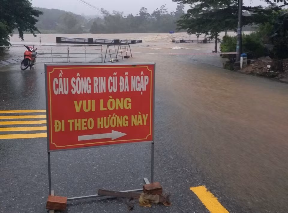 Các cầu tràn trên địa bàn huyện Sơn Hà đã ngập sâu, gây chia cắt.