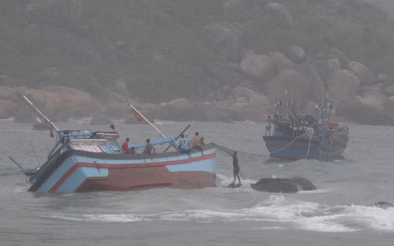Cửa biển Mỹ Á bị bồi lấp nặng khiến nhiều tàu cá ra vào bị mắc cạn, bị sóng đánh chìm. Cửa biển Mỹ Á bị bồi lấp nặng khiến nhiều tàu cá ra vào bị mắc cạn, bị sóng đánh chìm.