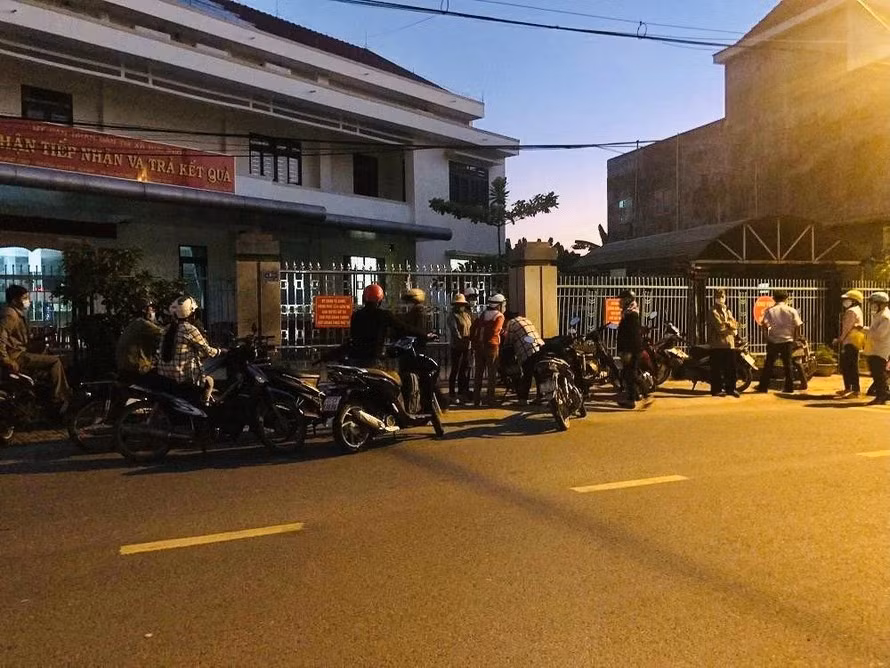 Người dân Quảng Ngãi chờ từ nửa đêm đến sáng để làm thủ tục liên quan đến đất đai. (Ảnh chụp ngày 15/4/2022)