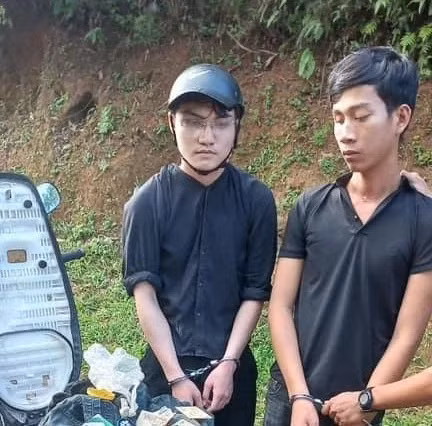 Hai đối tượng bị bắt khi bắt giữ khi đang lẩn trốn trên địa bàn huyện Ba Tơ, tỉnh Quảng Ngãi.