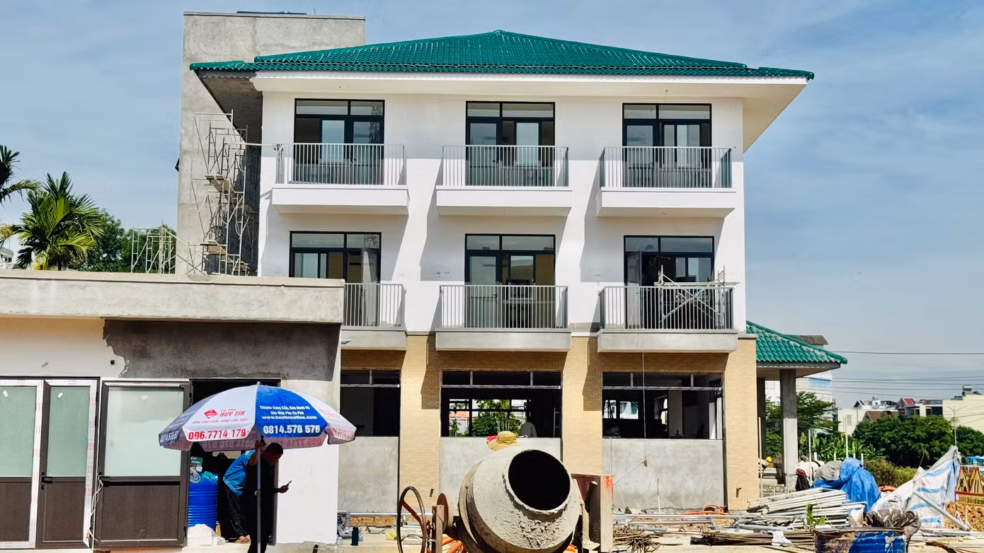 Riêng ký túc xá Trường Chính trị tỉnh có một dãy phòng xây mới và một khối phòng được sửa chữa. Đối với khối phòng xây mới, hiện đang trong giai đoạn hoàn thiện, lắp đặt các trang thiết bị, dự kiến hoàn thành trước ngày 30/7, các dãy còn lại sẽ hoàn tất vào 30/8. Riêng ký túc xá Trường Chính trị tỉnh có một dãy phòng xây mới và một khối phòng được sửa chữa. Đối với khối phòng xây mới, hiện đang trong giai đoạn hoàn thiện, lắp đặt các trang thiết bị, dự kiến hoàn thành trước ngày 30/7, các dãy còn lại sẽ hoàn tất vào 30/8.