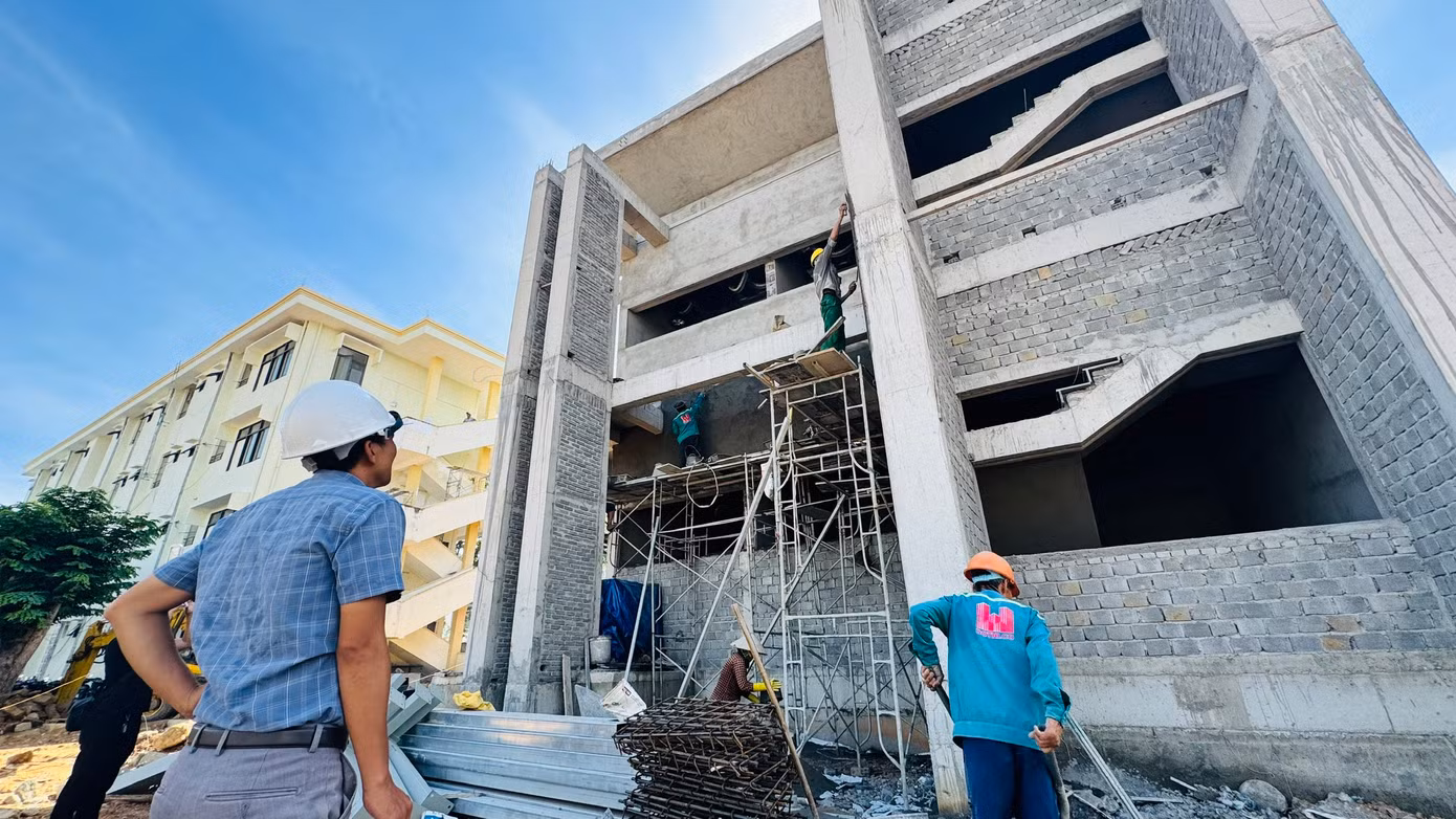 Hiện các đơn vị thi công đang khẩn trương triển khai sửa chữa, cải tạo, đồng thời lắp đặt đầy đủ tiện nghi sinh hoạt để cán bộ, công chức phía Tây Quảng Ngãi sớm ổn định cuộc sống, an tâm công tác và bắt nhịp với môi trường làm việc mới. Hiện các đơn vị thi công đang khẩn trương triển khai sửa chữa, cải tạo, đồng thời lắp đặt đầy đủ tiện nghi sinh hoạt để cán bộ, công chức phía Tây Quảng Ngãi sớm ổn định cuộc sống, an tâm công tác và bắt nhịp với môi trường làm việc mới.