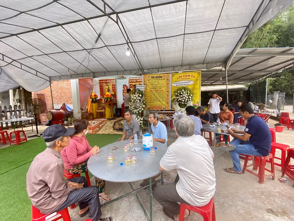 Thân nhân, hàng xóm đến thăm hỏi và động viên gia đình. Thân nhân, hàng xóm đến thăm hỏi và động viên gia đình.