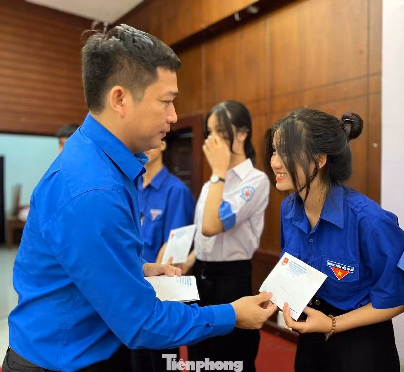 Anh Cao Lê Tùng Nghĩa - Bí thư Tỉnh Đoàn Quảng Ngãi tặng quà cho các em. Anh Cao Lê Tùng Nghĩa - Bí thư Tỉnh Đoàn Quảng Ngãi tặng quà cho các em.