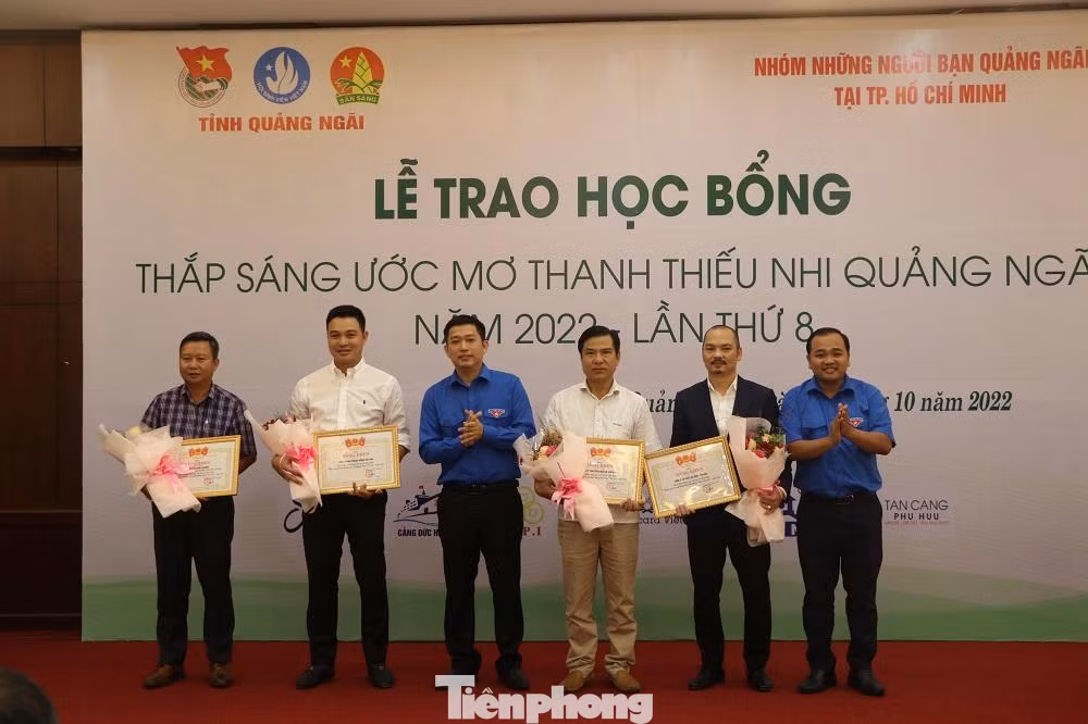 Tỉnh Đoàn Quảng Ngãi trao tặng bằng khen nhóm và các nhà tài trợ Tỉnh Đoàn Quảng Ngãi trao tặng bằng khen nhóm và các nhà tài trợ