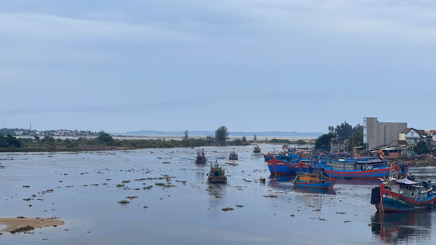 Luồng lạch ra vào cửa biển Cổ Lũy bị bồi lấp nghiêm trọng. Luồng lạch ra vào cửa biển Cổ Lũy bị bồi lấp nghiêm trọng.