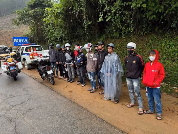 Nhóm thanh thiếu niên tụ tập "săn mây" trên đèo Vi Ô Lắk gây mất an ninh trật tự và an toàn giao thông.