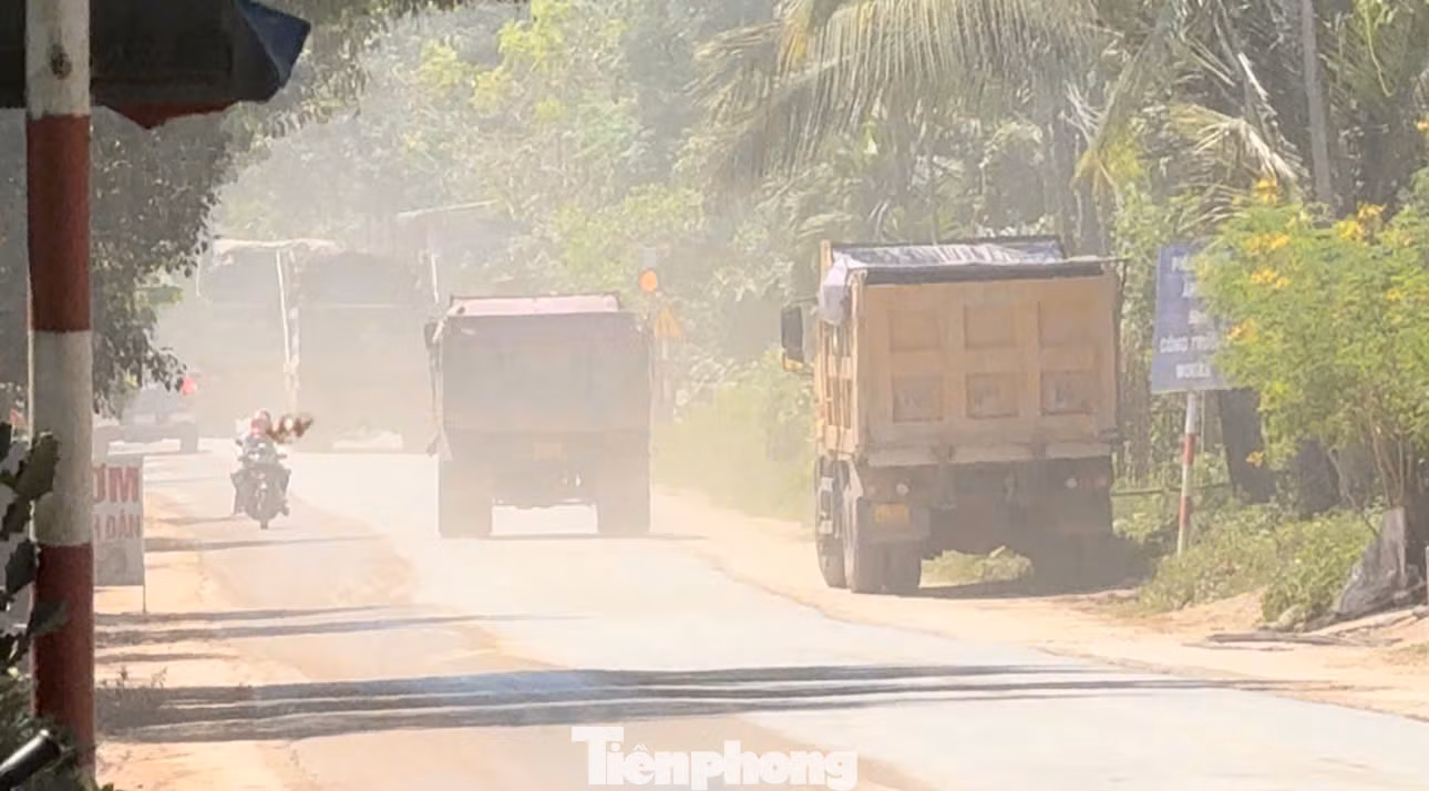 Các xe trọng tải lớn phục vụ dự án cao tốc Quảng Ngãi - Hoài Nhơn chạy với tần suất dày đặc khiến bụi bay mù mịt.
