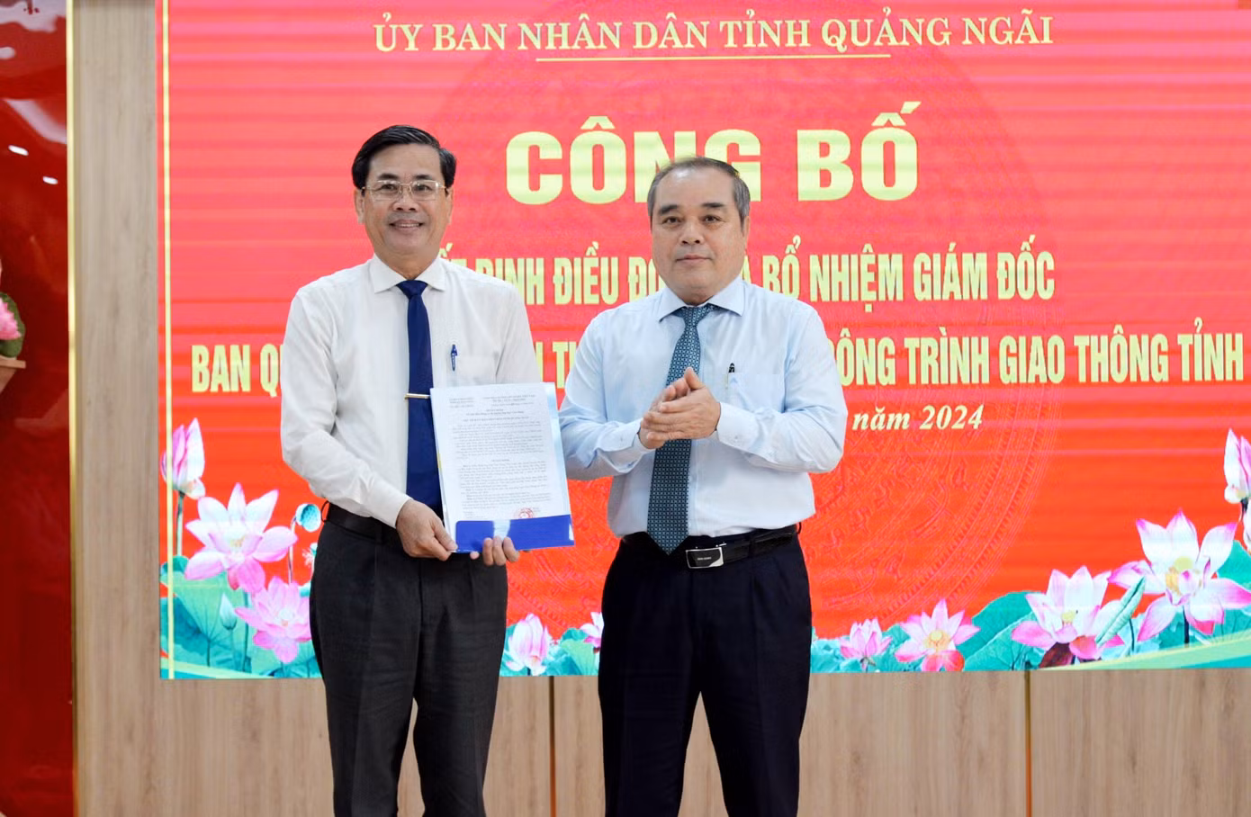 Ông Ngô Văn Dụng, Phó Giám đốc Sở KH&amp;ĐT (bìa trái) được bổ nhiệm giữ chức Giám đốc BQLDA Đầu tư xây dựng các công trình giao thông tỉnh Quảng Ngãi.