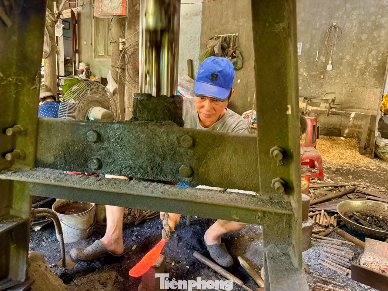 Năm nào cũng vậy, thời gian cận Tết Nguyên đán là thời điểm tất bật với người thợ rèn ở Minh Khánh bởi nhu cầu đặt hàng tăng cao. Từ 4h sáng, khắp làng rèn lại vang lên tiếng búa, tiếng kim loại va vào nhau rộn rã.