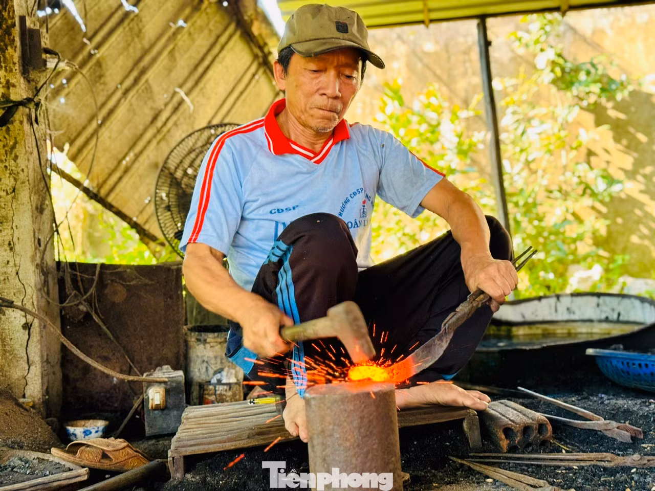 Hơn 50 năm theo nghề, ông Nguyễn Tòng (66 tuổi, trú ở thôn Minh Khánh, xã Tịnh Minh) cho biết, cũng không ai rõ nghề có từ bao giờ, ông là đời thứ 3 trong gia đình có truyền thống làm nghề rèn.