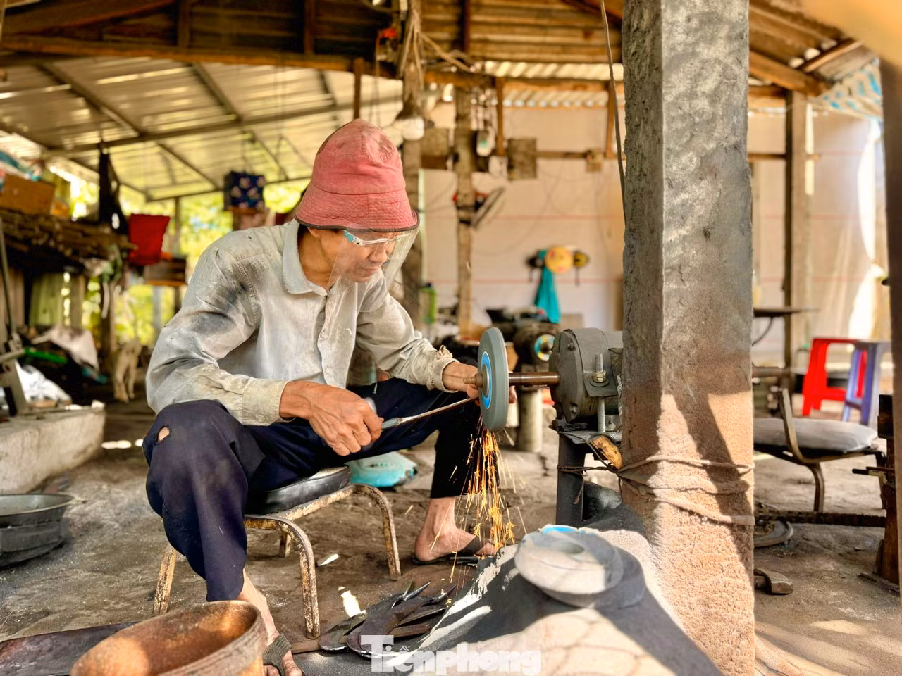Mỗi năm làng rèn Minh Khánh (xã Tịnh Minh) sản xuất ra khoảng hơn 200.000 sản phẩm, chủ yếu là rựa, liềm, dao, xẻng, cuốc, búa... Sản phẩm kim khí ở đây có nét riêng, sắc sảo khiến người dùng ưa thích. Các sản phẩm không chỉ tiêu thụ trong tỉnh mà còn được xuất đi các tỉnh phía Nam và Tây Nguyên.