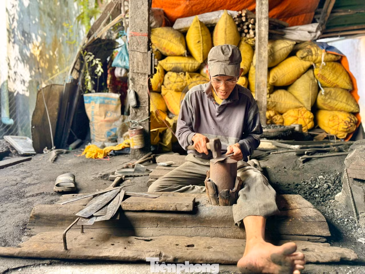 Dịp Tết, các loại dao là mặt hàng bán chạy hơn so với liềm, rựa… Bên cạnh làm theo đơn đặt hàng, người dân còn trực tiếp bày bán tại các chợ đầu mối, phục vụ nhu cầu mua sắm Tết của người dân.
