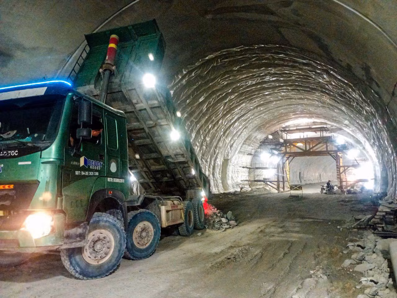 Hơn 3.000 kỹ sư, công nhân thi công trên công trình.