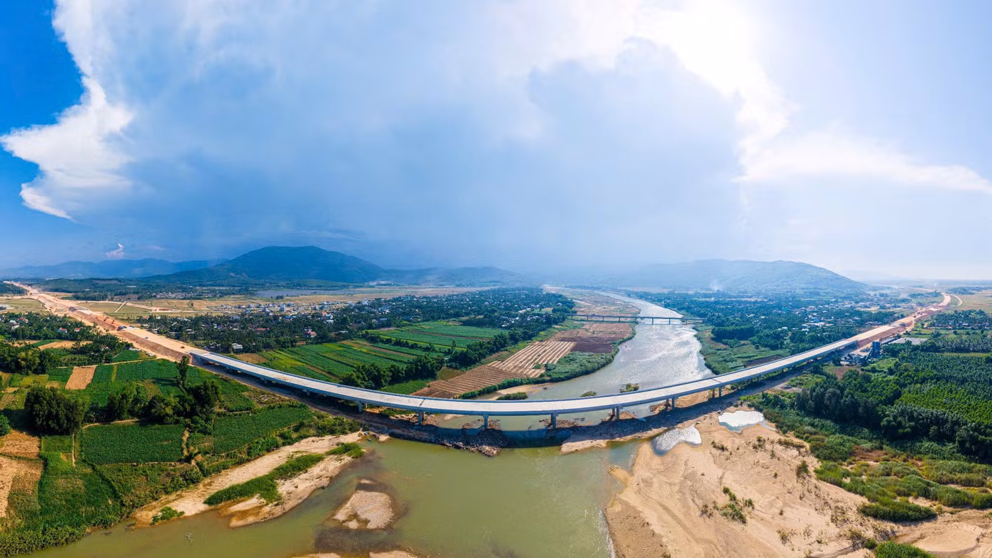 Cầu Sông Vệ - cây cầu dài nhất tuyến với chiều dài 600m cũng đã cơ bản hoàn thiện.